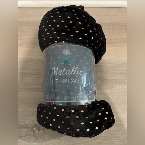 Comfort Bay Metallic Throw, 50 × 60 in - Picture 4 of 6